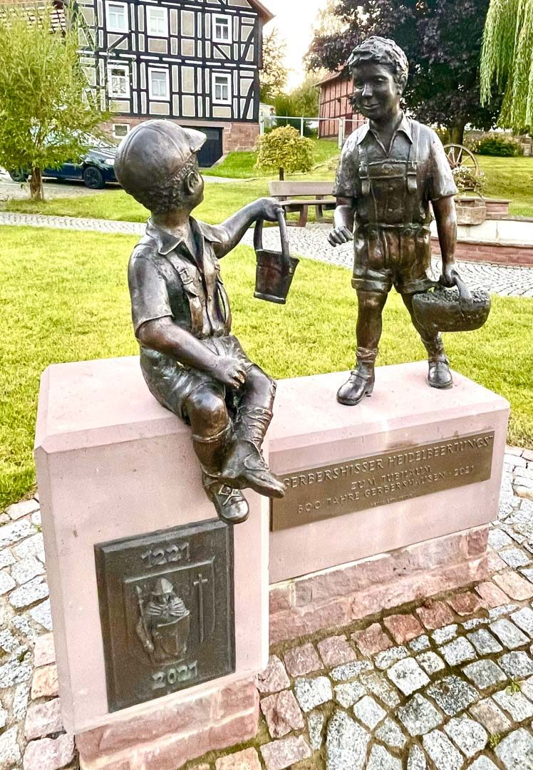 Gerbershisser Heidelbeerjungs (2021) Gerbershisser Heidelbeerjungs (2021), 105 x 130 x 70 cm. Krumbach, 37318 Gerbershausen. Foto: Gerd Klingebiel